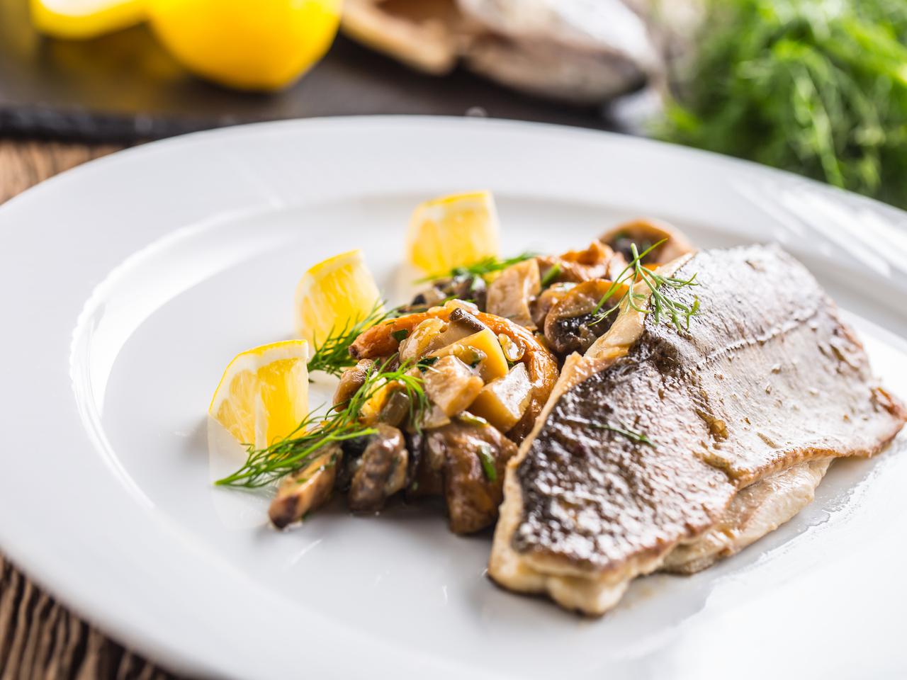 Smażony sandacz w śmietanie z pieczarkami: pomysł na obiad