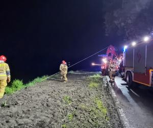 Dankowice: 18-latek wpadł w poślizg. Jego auto wjechało do stawu