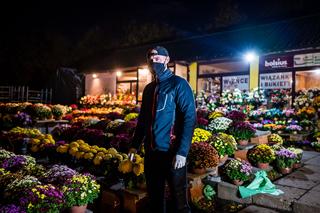 Gdańsk: Dramat po zamknięciu cmentarzy. Wściekli sprzedawcy zniczy i kwiatów! [WIDEO]