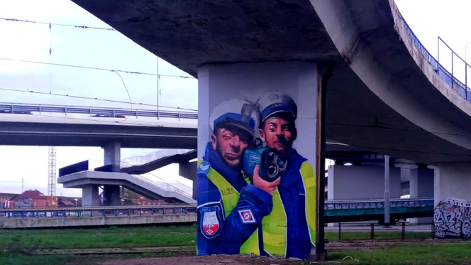 Mural z policjantami na filarze Trasy Zamkowej