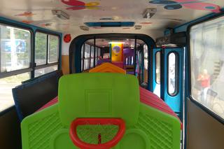 Plac zabaw na kółkach ukryty w 35-letnim Ikarusie łódzkiego MPK [WIDEO]. Happy Bus wyrusza w 600-kilometrową trasę!