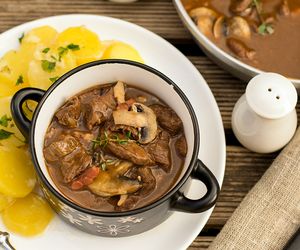 Gulasz wołowy z pieczarkami: przepis na smaczny obiad