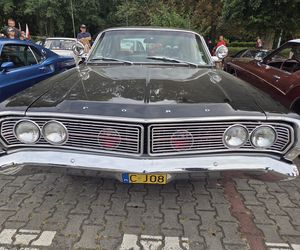 Klasyczna motoryzacja znów zachwyciła Bydgoszcz. „Bydgoskie Klasyki Nocą” przy Torbydzie