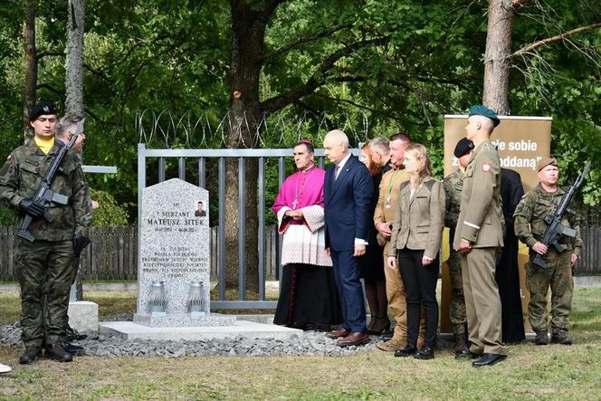 Młody żołnierz zginął na granicy z Białorusią. Odsłonili pomnik na jego cześć. „Niech będzie symbolem”