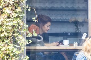 Małgorzata Socha stroi miny przy bajglu