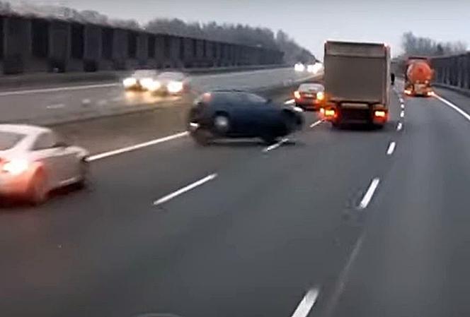 Dachowanie na autostradzie A4. Kobieta wymusiła pierwszeństwo