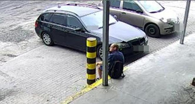 Zniszczył zaparkowane auto i zniknął! Teraz szuka go policja z Bydgoszczy