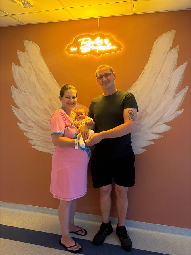 Policjanci uratowali mamę i jej nowo narodzoną córeczkę