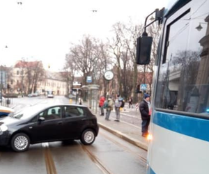 Kraków: torowisko w centrum zablokował samochód. Za kółkiem kierowca-widmo