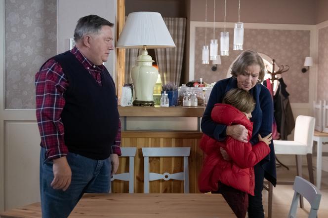 Na Wspólnej, odc. 2847. Kajtek (Mikołaj Szostek), Maria (Bożena Dykiel), Włodek (Mieczysław Hryniewicz)