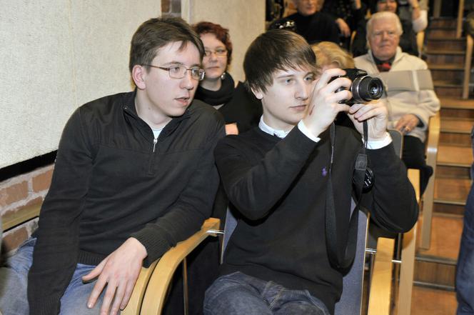 Syn Jandy pracuje u matki