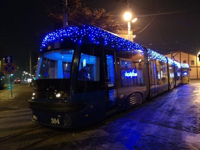 W Toruniu znajdziemy oświetlony świąteczny tramwaj