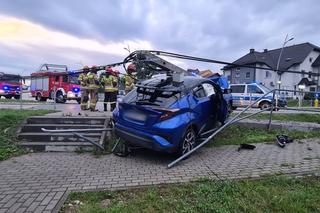 Nowy Sącz. Tak wygląda osobówka po ścięciu słupa. To cud, że kierowca przeżył