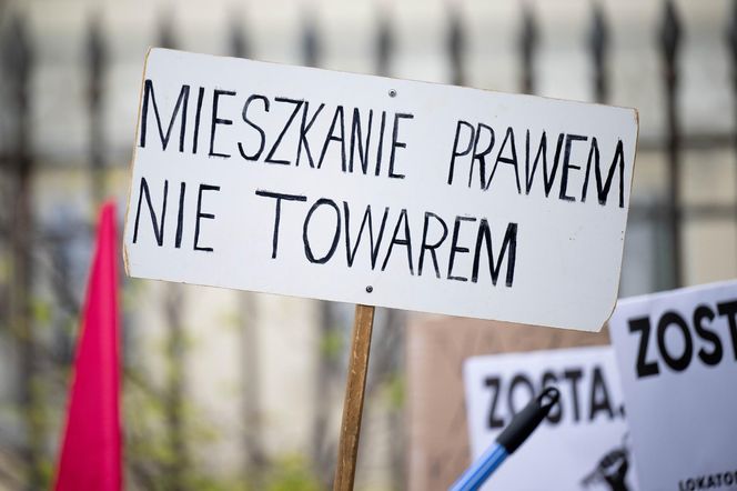 Lokatorzy z Osiedla Przyjaźń protestowali przed ratuszem: "Chcemy umów z miastem, nie wysiedleń!"