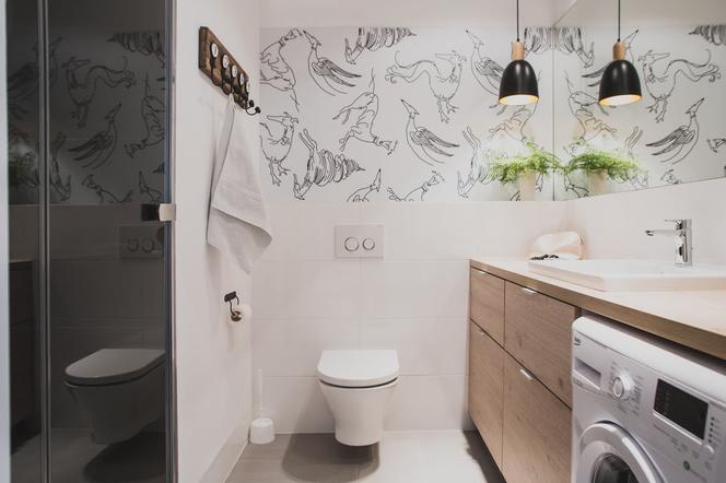 Projekt małej łazienki: ciekawy wzór tapety pomysłem na wnętrze