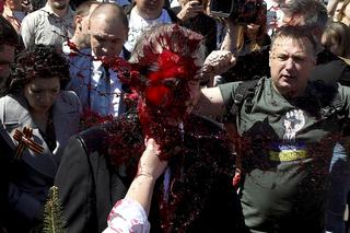 Ambasador Rosji oblany krwią. Skandal na cmentarzu żołnierzy radzieckich w Warszawie