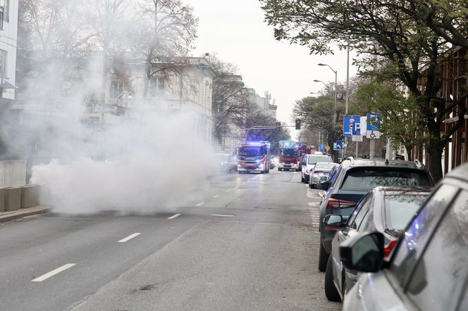 Zamknięta ulica w centrum Warszawy. Tajemnicze ćwiczenia, chodzi o ambasadę.