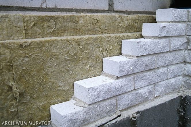 Ściany trójwarstwowe. Kiedy warto budować ściany z izolacją termiczną i elewacją murowaną?