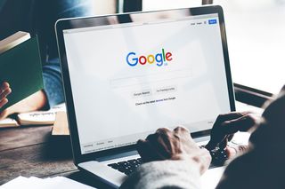 Wpisz to słowo w wyszukiwarce Google, a poznasz prawdę o swoim internecie. Połowa Polaków nie zna tej funkcji i przepłaca