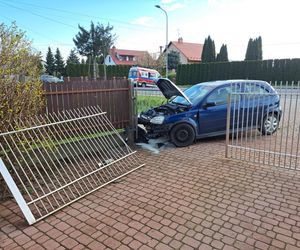 Łęg Tarnowski. Opel wypadł z jezdni i uderzył w betonowe ogrodzenie