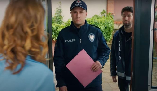 Policja znajduje ciało porywacza Ragipa i przychodzi po Melis. Ta chwyta za broń! Szybko okazuje się jednak, że to tylko zły sen Feraye.