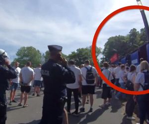 Służby opublikowały szokujące nagranie. Kibice rzucali w policjantów szklanymi butelkami. „Zatrzymali blisko 100 osób”.