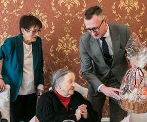 Pani Wanda skończyła 100 lat i zdradza sekret długowieczności. Od tego zawsze zaczyna dzień, kupisz to w każdym sklepie 