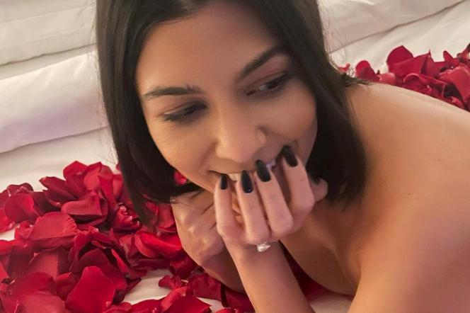 Półnaga Kourtney Kardashian chwali się pierścionkiem zaręczynowym za milion dolarów