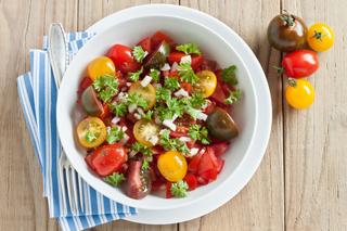 Sałatka z pomidorów z tuńczykiem i sosem balsamicznym