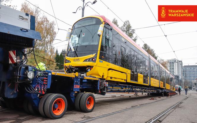 Nowe tramwaje dotarły do Warszawy
