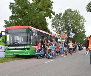 „Wychodzimy z Księżomierzy”. Słoneczny dzień pątników w drodze na Jasną Górę! ZDJĘCIA