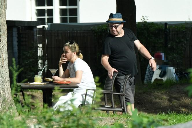 Zbigniew Zamachowski wciąga brzuch przy żonie