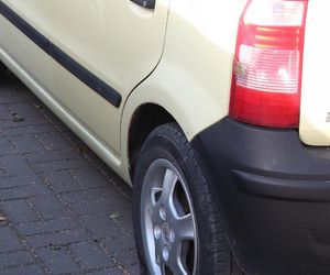 Wandal w Porębie zniszczył kilkanaście samochodów. To nie wszystko, co miał na sumieniu