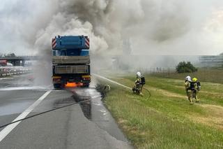 Dźwig stanął w ogniu na autostradzie A2. Słup dymu było widać z daleka