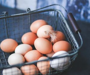 Ceny jaj drastycznie idą w górę. W porównaniu z ubiegłym rokiem to różnica ok. dwóch zł na opakowaniu