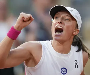 Iga Świątek znów wygrała Roland Garros! Polska Królowa Paryża wyszarpała zwycięstwo po horrorze! Finał Świątek - Muchova WYNIK RELACJA NA ŻYWO