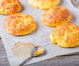 Jak zrobić gomółki serowe? Przepis na zapomniany hit z twarogu