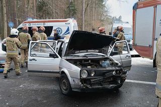 Wypadek w Zbeninach! Uderzył golfem w dostawczaka. W alkomacie zabrakło skali!