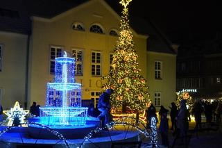 Świąteczne iluminacje w Olsztynie zachwycają. Gwiazdą” jest choinka na starówce