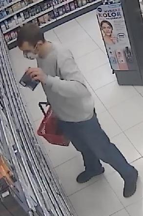 Okradł drogerię w Dobrzejewicach koło Torunia. Rozpoznajesz tego mężczyznę? 