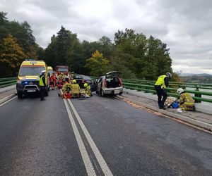 Dramat na moście w Żywcu. Audi uderzyło w barierki, trzy osoby w szpitalu 