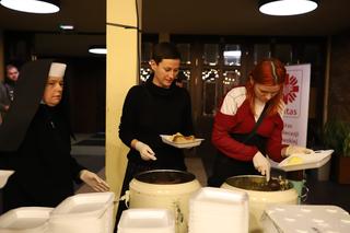 Wigilia dla bezdomnych, ubogich i samotnych w Krakowie. Przy wspólnym stole usiadło kilkaset osób