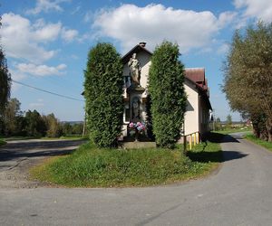 To jedna z najpiękniejszych wsi w Małopolsce. Założono w niej zbór braci polskich