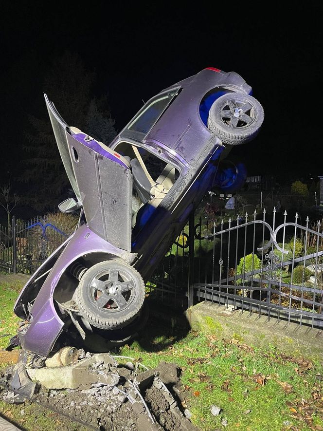 Wypadek w Ogorzelcu. Samochód stanął niemal pionowo