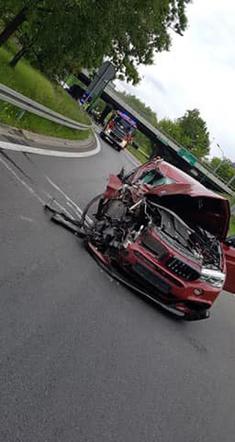 Wypadek w Dąbrowie Górniczej. Zderzenie osobówki z autobusem [ZDJĘCIA]