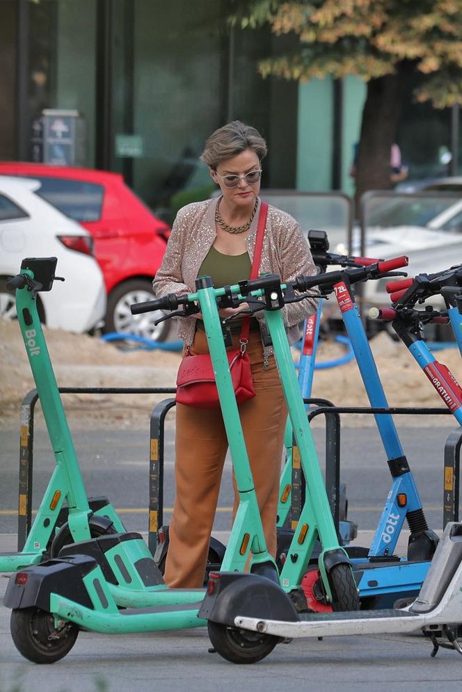 Monika Richardson pędzi na hulajnodze