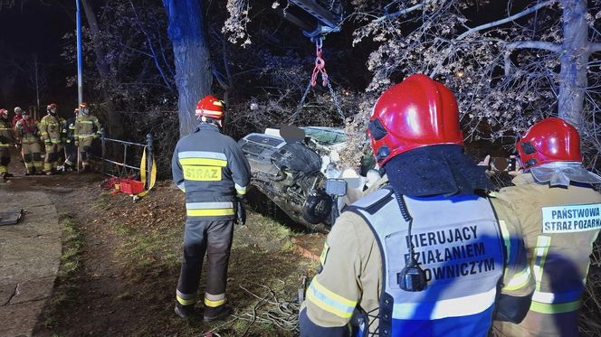 Kurier wjechał busem do miejskiej fosy. Akcja wyciągania pojazdu trwała kilka godzin 