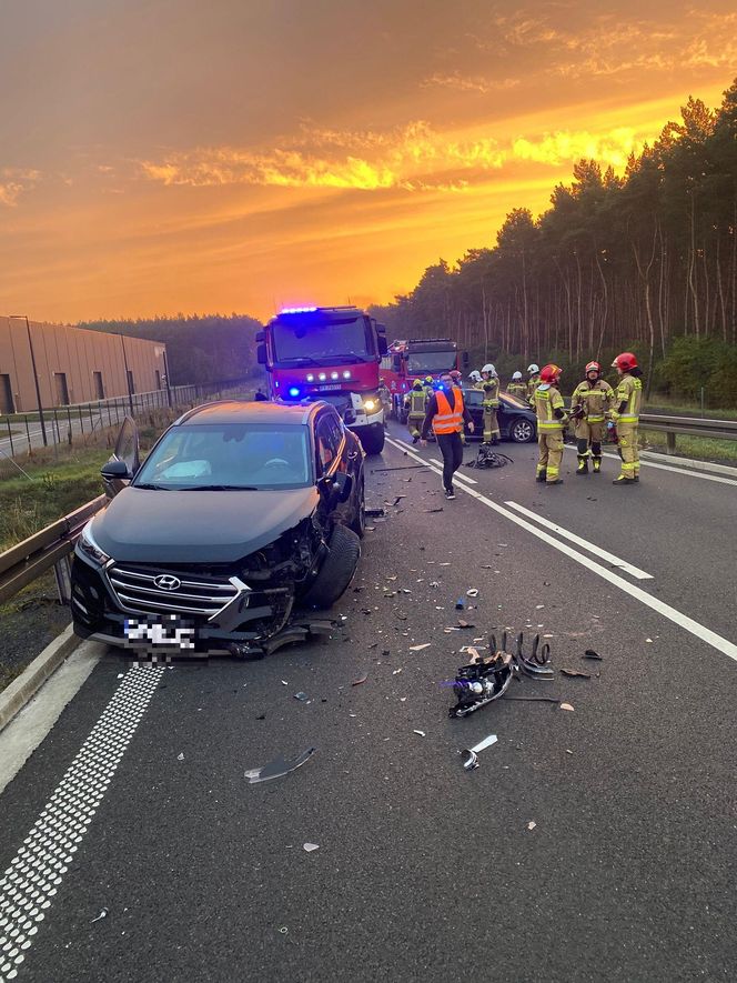 Wypadek między rondami w Lesznie. Zderzyły się dwie osobówki
