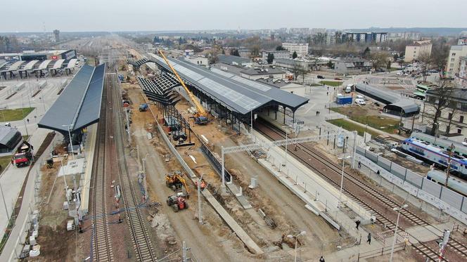 Modernizacja Rail Baltica: Stacja Białystok, widok na budowe zadaszenia i torów