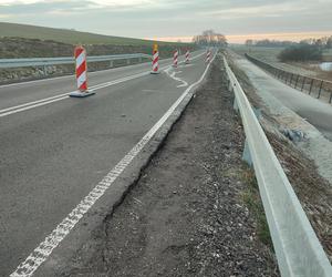 Zapadł się asfalt na nowej drodze z Osiecznej do Goniembic